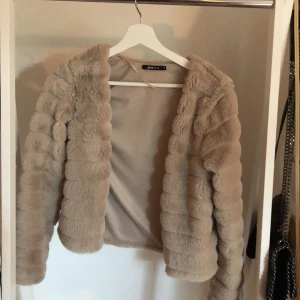  Vår jacka  - De är en fiffig tunn päls jacka från gintrico 