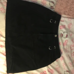 H&M storlek EUR 38 - snygg svart H&M kjol i storlek EU 38, dock för stora på mig😔✌️(kan prutas lite)