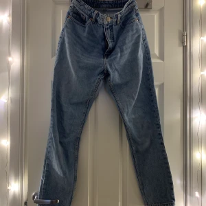 Blå Jeans  - Mom Jeans från Monki i storlek 27. Finns en väldigt liten fläck på ena låret, syns knappt på långt håll! Jättefina och sköna byxor! 
