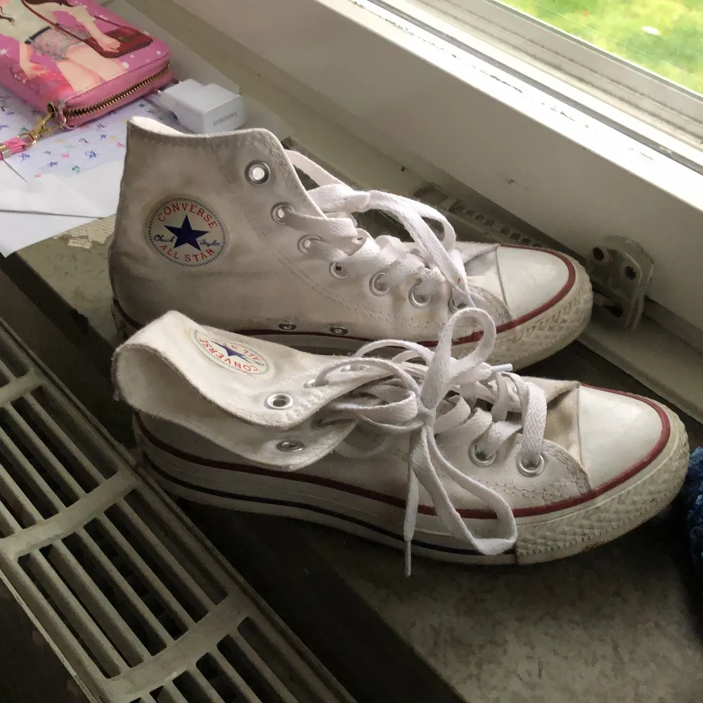 Vita höga Converse stl 36. Använda några enstaka gånger. Tvättas före försäljning.. Skor.