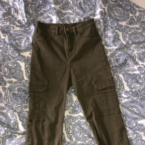Gröna jeans storlek 34 - Gröna högmidjade jeans, storlek 34 men sitter lite tajt (enligt mig) du står för frakten!