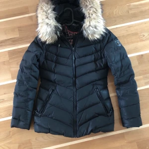 Hollies jacka stl 32 - Hollies jacka. Använd 1 vinter. Nyskick. Dock har en del av hänget till dragkedjan gått av. Men funkar lika bra att dra upp och ner ändå. Priser kan diskuteras. 