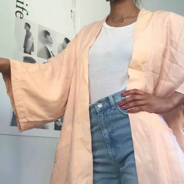 Oanvänd Peach rosa kimono från monki💕.                                 Frakt tillkommer på 40kr!!. Tröjor & Koftor.