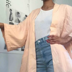 Monki kimono - Oanvänd Peach rosa kimono från monki💕.                                 Frakt tillkommer på 40kr!!