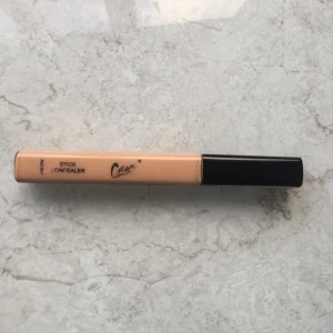 Concealer  - Concealer av glam säljes! Nypris: 30kr +frakt! Mitt pris: 15kr +frakt. Frakten är 11kr! Använd fåtals gånger!!!