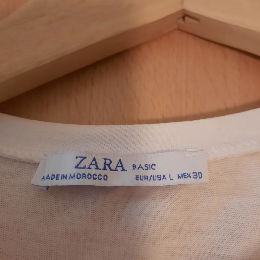 Tisha frpn Zara som jag köpte, memen anvönde en gång. Trycket är dock väldigt relatable:) Kan mötas upp eller skicka, jag står INTE för frakten. T-shirts.