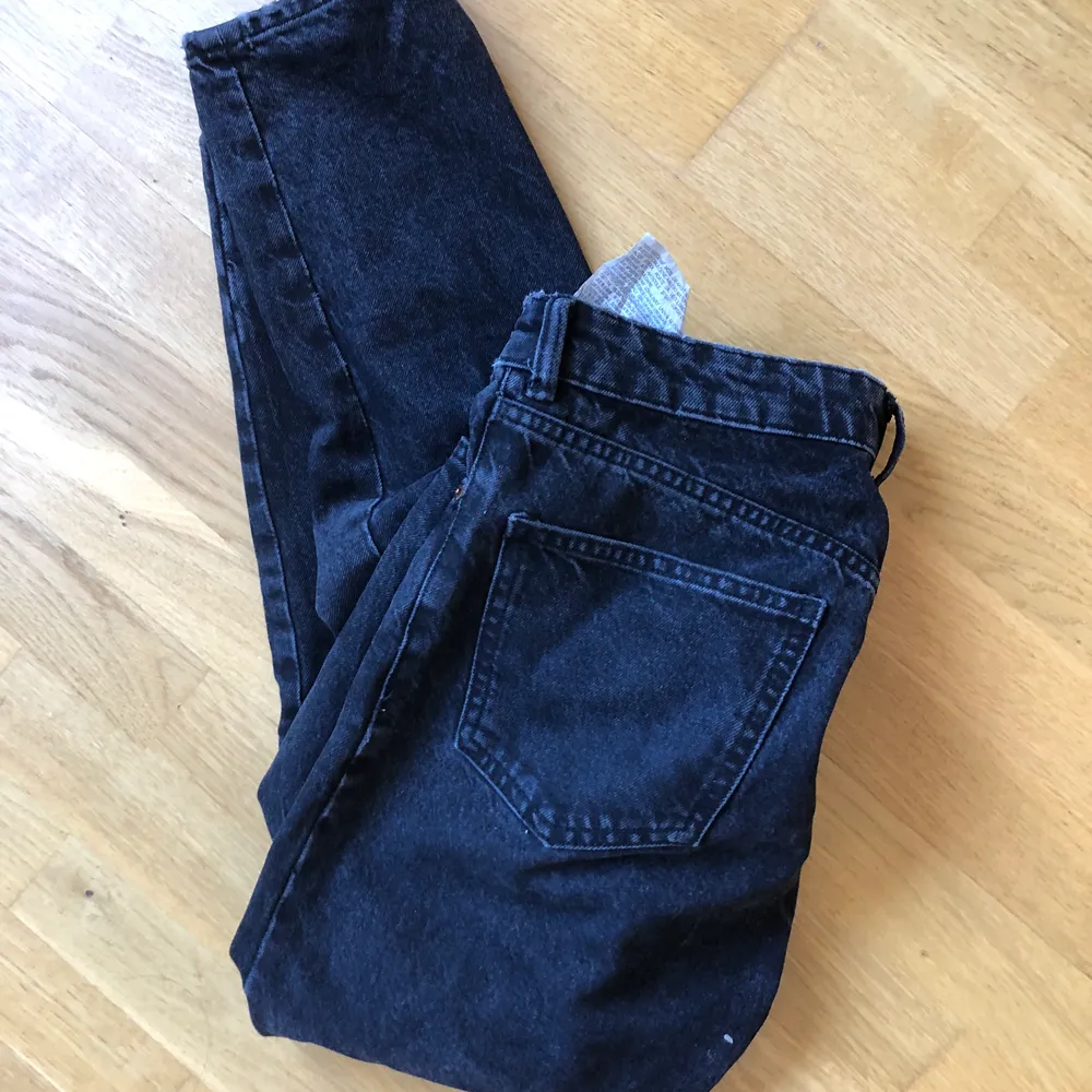 Säljer ett par högmidjade jeans från Zara, knappat använda. Nypris 399:-. Jeans & Byxor.