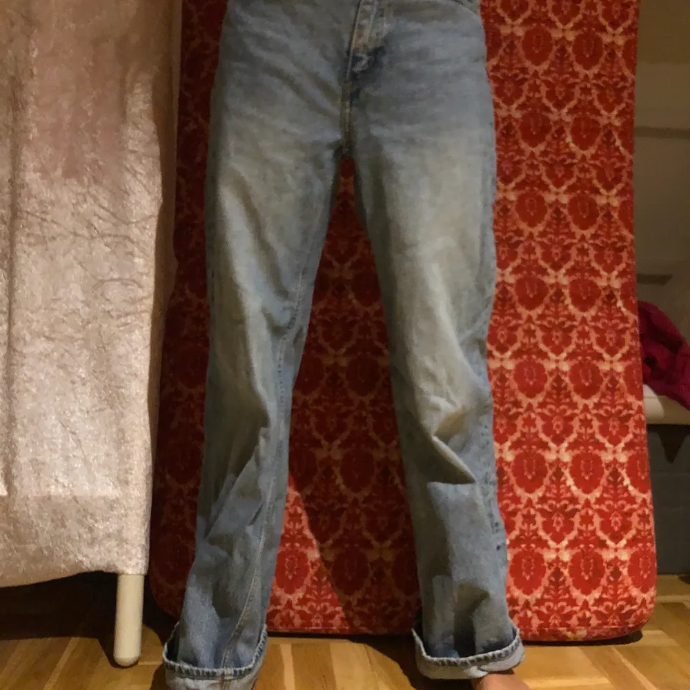 Fina trendiga jeans, använda ett fåtal gånger. Säljer då dom inte passar längre, hon som har på sig jeansen är 168cm. Jeans & Byxor.
