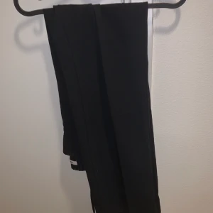 Kostymbyxor NAKD - Kostymbyxor från NAKD i storlek 40 (S/M) Använda vid endast 2 tillfällen dvs mycket fint skick. Köpta för 499 kr. Kan skickas, då står köpare för frakt