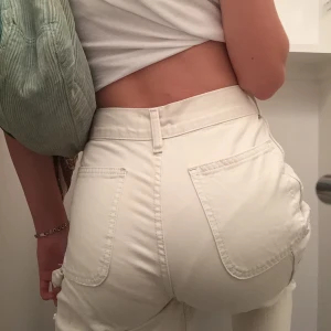 VITA JEANS ☠️ - Hej dessa är köpta på secondhand men i fint skick! Det sitter super i midjan och har jätte coola detaljer på sidorna! Kan fixa bättre bilder vid intresse!!💋