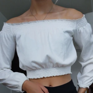 Of shoulder croptop - En söt liten Croptop somnästan aldrig är använd