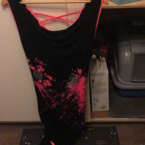 Coolt linne !  - Häftigt långt linne neonrosa detaljer 💗☺️😃. Snygg i ryggen!  stretchig. Priset kan diskuteras! 😎