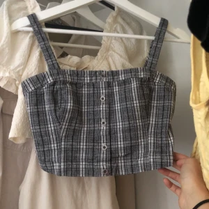 Croptop - Skitsnygg croptop som tyvärr inte kommer till användning. Använd endast ett fåtal gånger! Startbud på 155kr +frakt