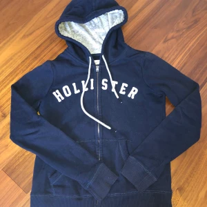 Stl XS - Marinblå kofta med dragkedja från Hollister.💙