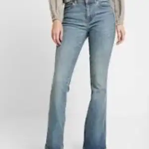 Köpte ett par dr denim bootcut jeans i storlek M i midja och 30 i längd. Prislapp kvar och aldrig använda då dem är för korta för mig som är 174cm.