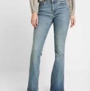 Dr denim bootcut  - Köpte ett par dr denim bootcut jeans i storlek M i midja och 30 i längd. Prislapp kvar och aldrig använda då dem är för korta för mig som är 174cm.