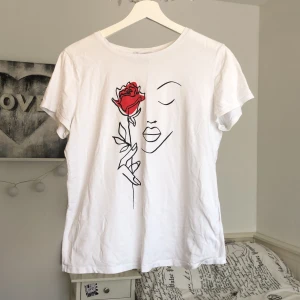 T-shirt  - Säljer denna fina t-shirten pga att den inte kommer till användning. Om du är intresserad tveka inte på att skriva till mig☺️. FÖRST TILL KVARN⚠️ KÖPAREN STÅR FÖR FRAKTEN⚠️