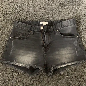 Svarta hm shorts - Jättesöta svarta hm shorts i strl 34, säljer pga de är för små, 70kr frakt ingår