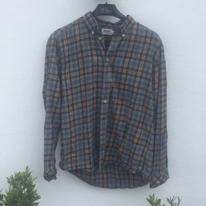 Skjorta East West stl L - Snygg skjorta från East West i storlek L. Kan användas på alla evenemang sitta hemma eller fest.