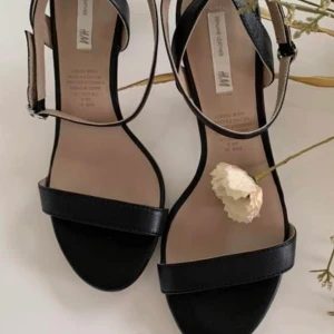 Nya sandaler - Nya, aldrig använt. Storlek passar inte till mig :) Nypris 499kr, säljer dom för 150kr 