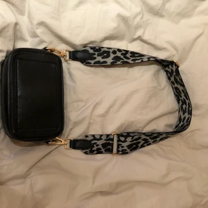 Väska, gina tricot  - En väska från ginatricot. Använd några gånger, är i bra skick. Inga märken eller nått på väskan. Man kan justera bandet och även ta av det och byta till annat band. Köpt för ca 300kr kan frakta, samfrakta flera saker från min sida och kanske mötas. Fråga för fraktpriset eller annat. 