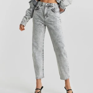 Min jeans - Gråa Mom jeans från Gina🍉  Aldrig använda bara provade Därav jätte bra skick. 