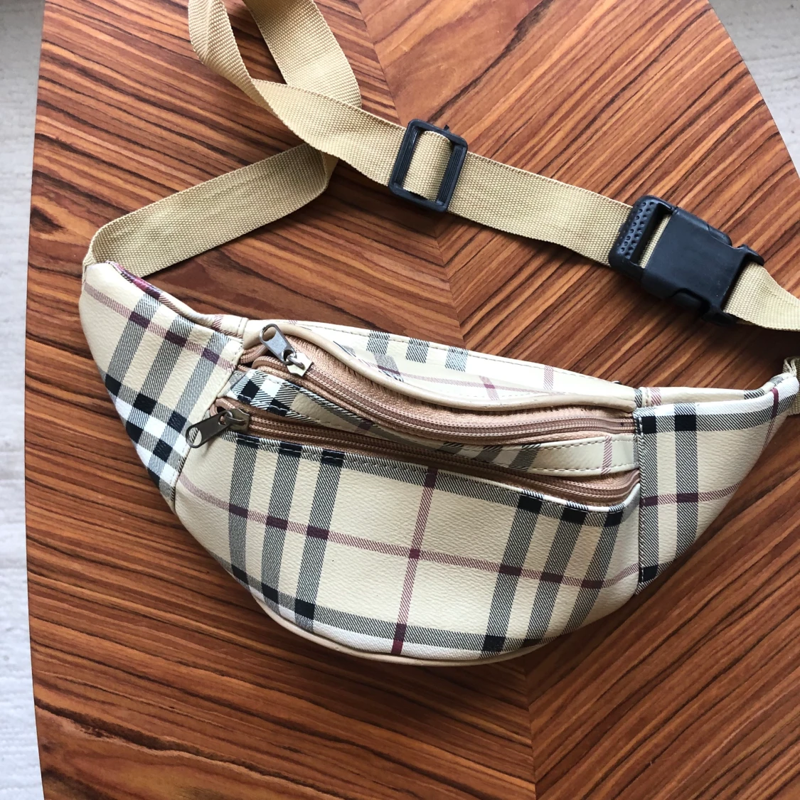 Magväska med Burberry print 