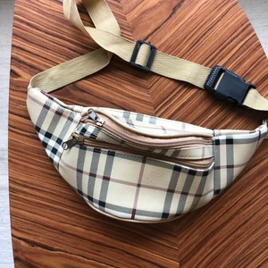 Magväska med Burberry print  - Superfin magväska med Burberry mönster. Köpt på Humana second hand och knappt använd av mig ☺️ Fraktar med Posten skicka lätt och köparen står för frakten!