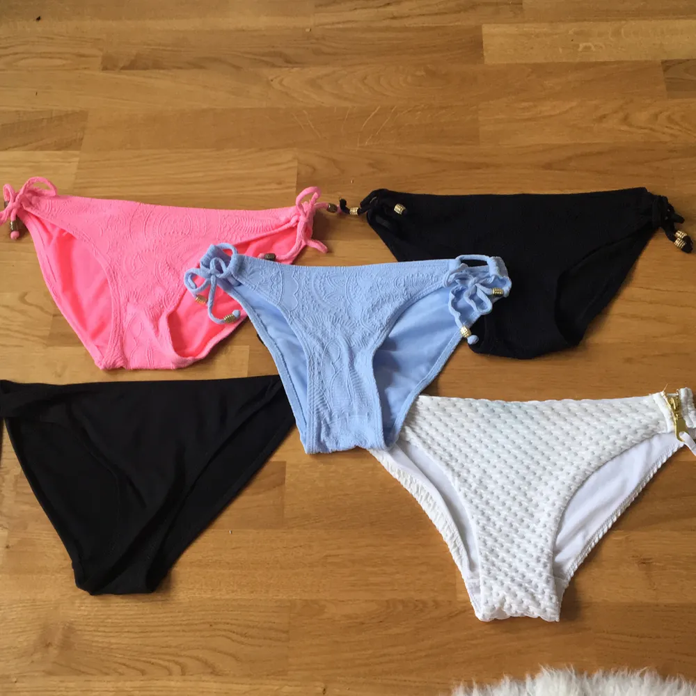 Säljer dessa bikini underdelar för 25kr+frakt/st💫den vita är i 34, svarta i S, svarta med monter 36, blåa 36 & den rosa är i 36🎊 för alla 90+ frakt. Övrigt.