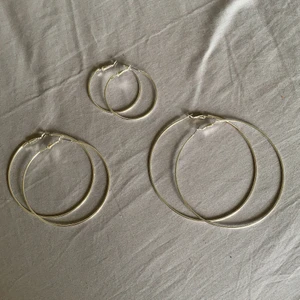 silver hoops  - Hej, säljer 3 par hoops 30 styck eller allt för 70. Skriv för detaljer 