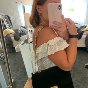 Handväska zara - Snyggaste handväskan. Jättebra utrymme inuti. Nypris 599kr. Buda