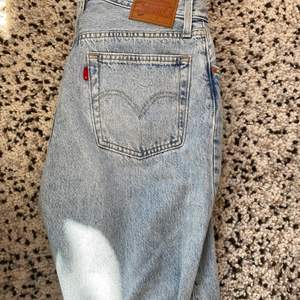 Ljusblåa Levis jeans, i storlek 27/30, 501 Crop jeans.