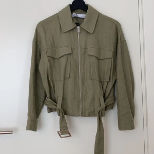 Jacka Zara - En tunn jacka från Zara. Storlek XS. I bra skick. Fraktkostnad tillkommer.