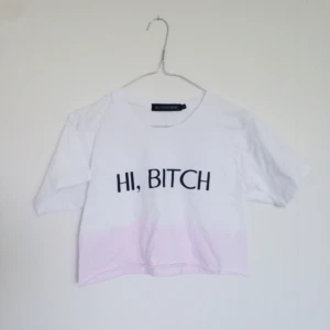  - 👅 Crop T-shirt i storlek M från all eyes on me, aldrig använd. Frakt tillkommer eller så kan jag mötas upp i Stockholm! 💅