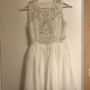 Klänning - Använd fåtal gånger. Lappen är bortklippt men skulle tippa på att det är storlek S/M. Buda, startpris 80kr