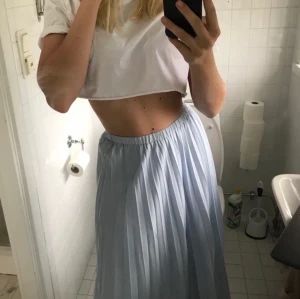 Ljusblå Reflad Kjol -  Ljusblå refflad kjol, så söt till sommarn. Säljer då den inte kommer till ansvändning, ny pris 700kr💙 200kr ink frakt