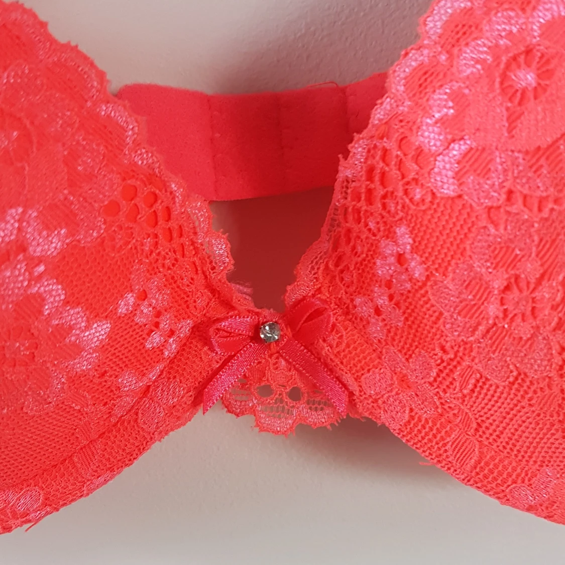 Superbekväm Neonrosa Behå, stl 75A - 90