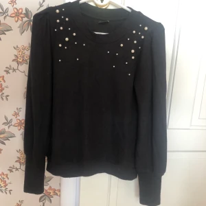 Tröja - Jätte skön svart tröja med pärlor från Gina tricot i strl S! 