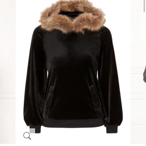 Nu päls tröja  - Köpte två stycken jätte mysiga tröjor men sen så ångrade jag mig så säljer. Ny pris 399kr styck men säljer båda för 200kr eller en för 120kr❤️