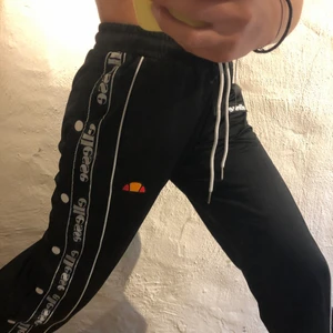 Ellesse byxor  - Skitsnygga byxor från Ellesse som jag aldrig använt köptes för 1000 kr säljer dem för 150 + frakt