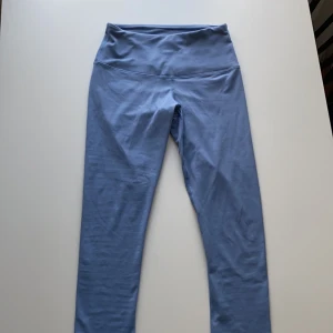 Träningstajts ljusblå  - Ett par ljusblåa träningstajts med SUPERSKÖNT material, har endast testat dem och säljer dem pågrund av att dem är för små!! Nypris:200kr, säljer dem för 50kr + frakt 