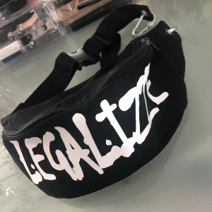 Cool midjeväska - Fick denna i present men säljer den då den inte kommer till användning 💕 jättesnygg stor midjeväska med kedjedetalj ⛓ köparen står för frakt, bud påbörjas ifall många är intresserade 😇