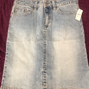 Jeans kjol - Snygg jeans kjol i storlek 38. Helt ny, med prislapp. Köpt för 299 och säljs för 100 kr.