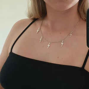 Blixthalsband med tunn kedja - Säljer detta fina blixthalsband i tunn kedja. Halsbandet är helt handgjort av mig själv. Förutom priset på 99kr medföljer även en frakt på 11kr. Kolla gärna in min instagram @angeljwlry för fler smycken och erbjudanden! <3