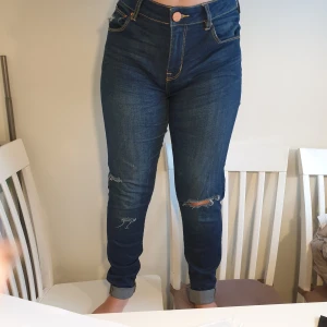 Jeans - Ett par stretchiga och mjuka jeans med blå färg och lite sliten still.