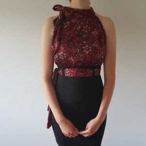 Klänning - Tajt svart och rödmönstrad klänning. Snygg, prydlig och ganska classy. Är i storlek S. Kan vara vintage, verkar vara det på många sätt men är inte helt säker. Säljer för 75kr exklusive frakt (63kr). Bjuder dock på frakten vid köp över 300kr. 