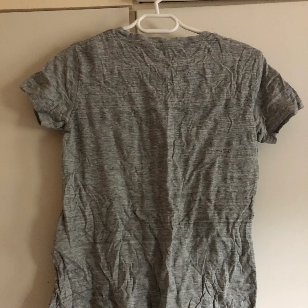 Grå Levi’s tshirt i bra skick, knappt använd och säljer pga använder ej längre! Vill ni ha bild hur den ser ut på så skriv i chatten så löser jag det!🤍 Tvättar/stryker den innan + köparen står för frakten som ligger på cirka 63kr💖. T-shirts.