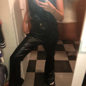 Skitsnygga skinnbrallor  - Svin snygga skinnbrallor from boohoo som tyvärr inte har kommit till användning så säljer de vidare istället! Skriv för fler bilder. Storlek 42 men sitter snyggt oversized på mig som vanligtvis har storlek 34/36.🦋🤍