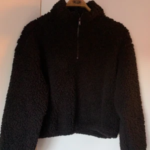 Svart Teddy  - Svart Teddy från hm  storlek M använd få gånger