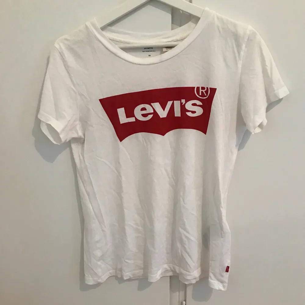 Äkta Levis t-shirt. I storlek XS. Finns ett mini mini hål längst ner i tröjan men som inte syns. Frakt tillkommer som köparen står för. Priset går att diskutera. Vid frågor så är det bara att höra av sig. T-shirts.